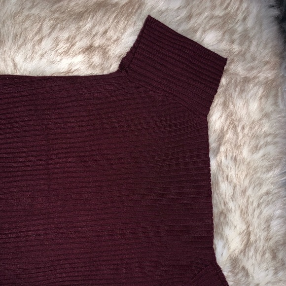 3/$20 Maroon Knit Crop Top🖤 - Picture 2 of 3